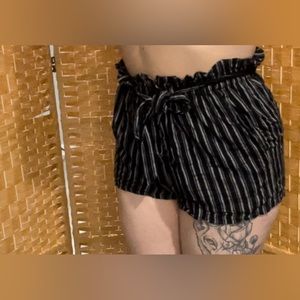 HOLLISTER Woman’s paper bag shorts